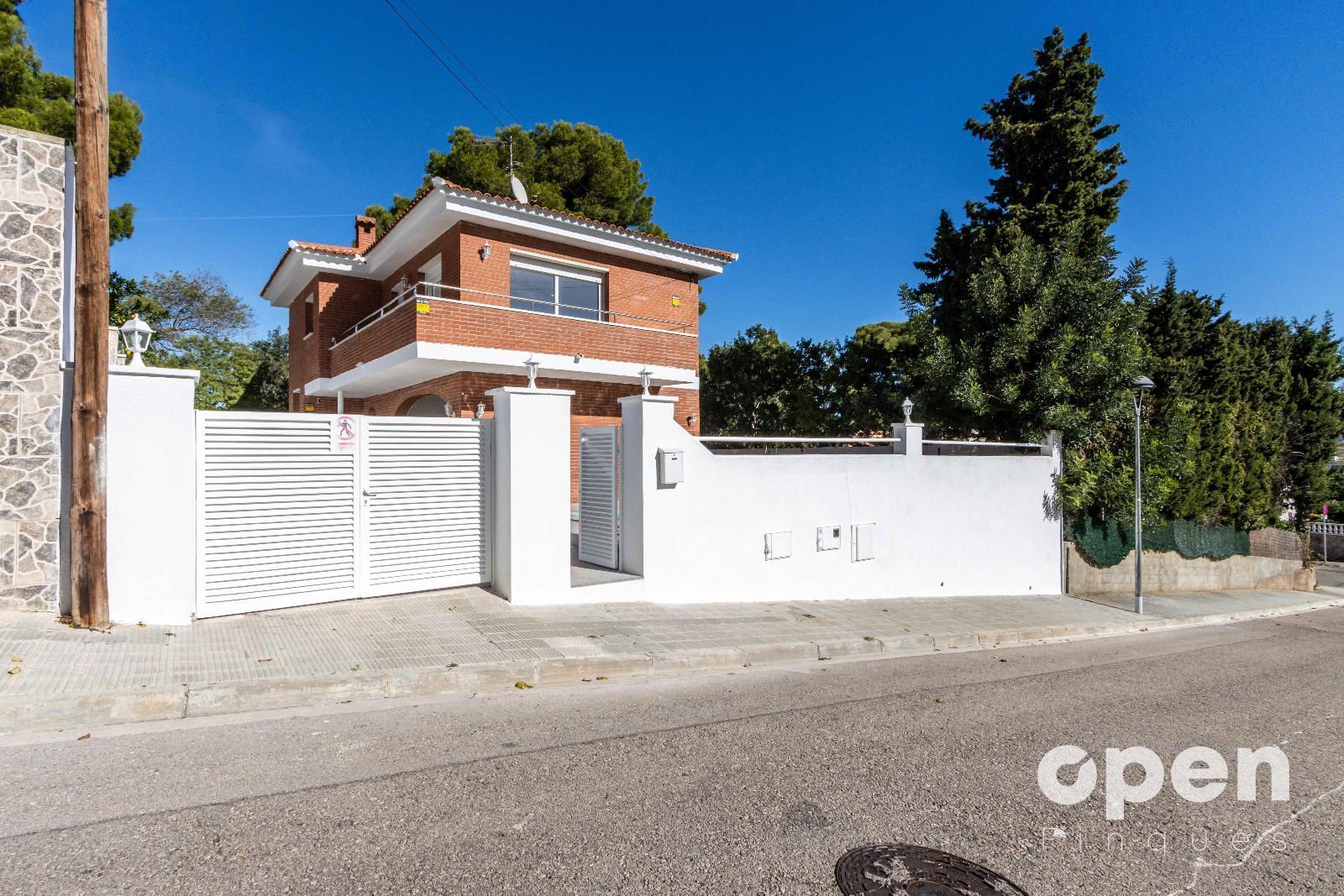 Vista exterior de Casa o xalet en venda en Cunit amb Jardí privat, Terrassa i Piscina