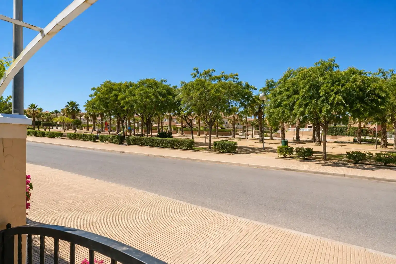 Vista exterior de Casa o xalet en venda en Orihuela amb Aire condicionat, Jardí privat i Piscina