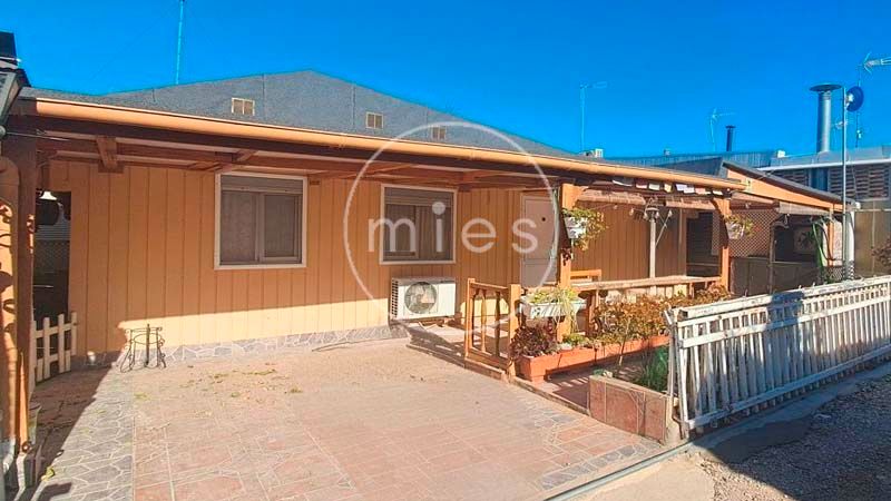 Vista exterior de Casa o chalet en venta en Torrent con Jardín privado, Terraza y Piscina