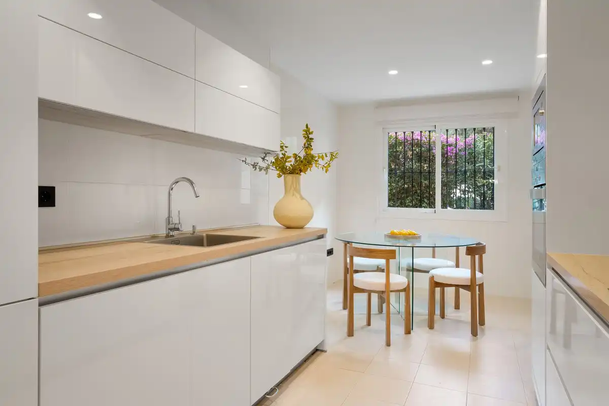 Küche von Erdgeschoss zum Verkauf in Marbella mit Klimaanlage, Privatgarten und Terrasse