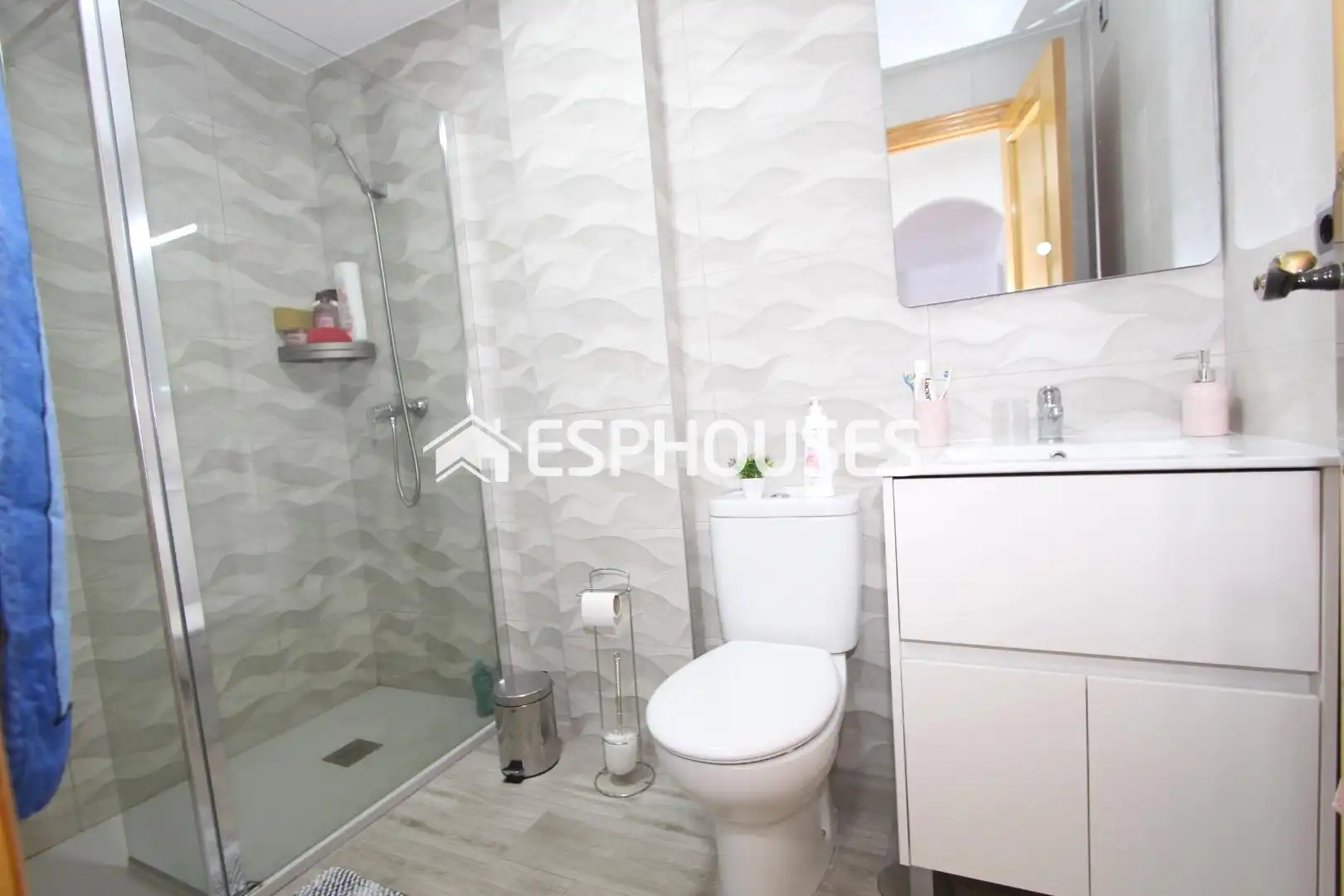Baño de Apartamento en venta en Guardamar del Segura con Terraza, Trastero y Amueblado