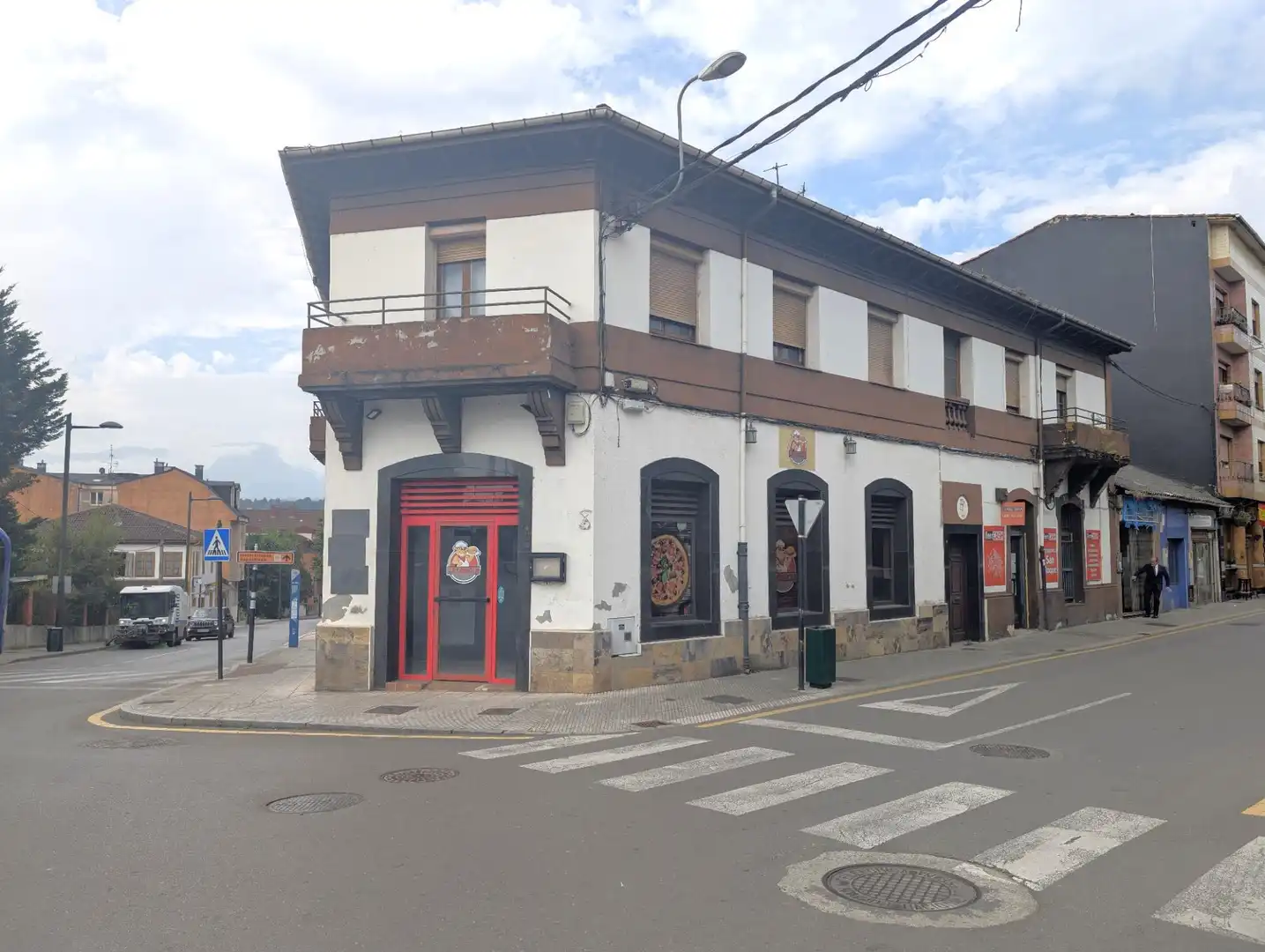 Vista exterior de Edifici en venda en Oviedo 