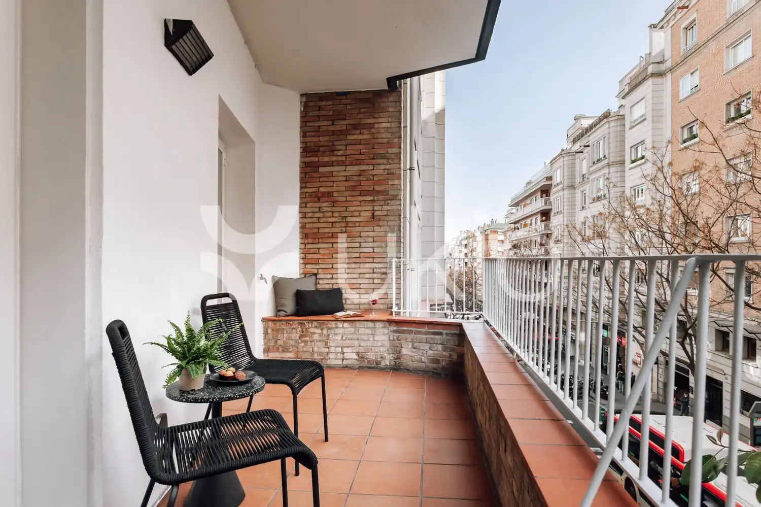 Mini appartamento con terrazza in affitto a Carrer de Calvet, imagen 2