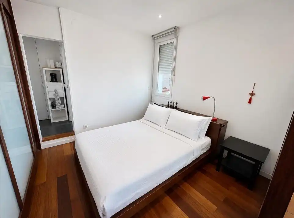 Schlafzimmer von Dachboden zur Miete in Madrid mit Klimaanlage, Terrasse und Möbliert