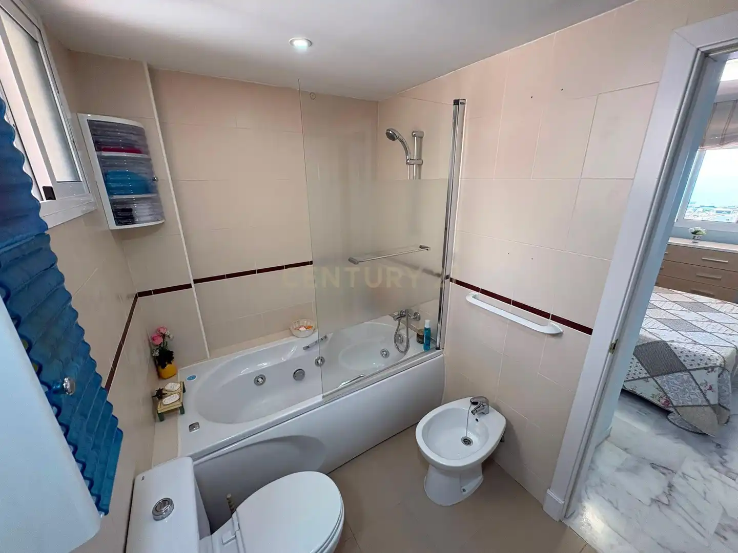Baño de Apartamento de alquiler en Benalmádena con Horno y Piscina comunitaria