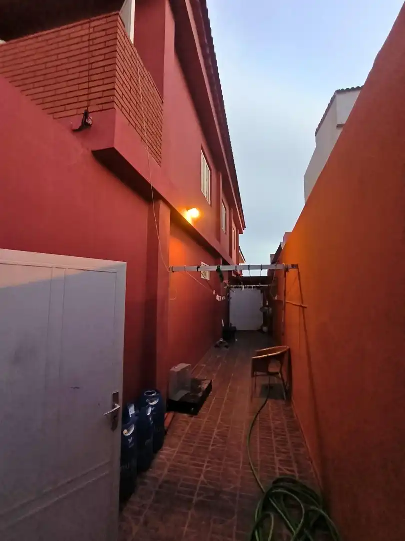 Vista exterior de Casa o xalet en venda en Telde amb Aire condicionat, Terrassa i Balcó