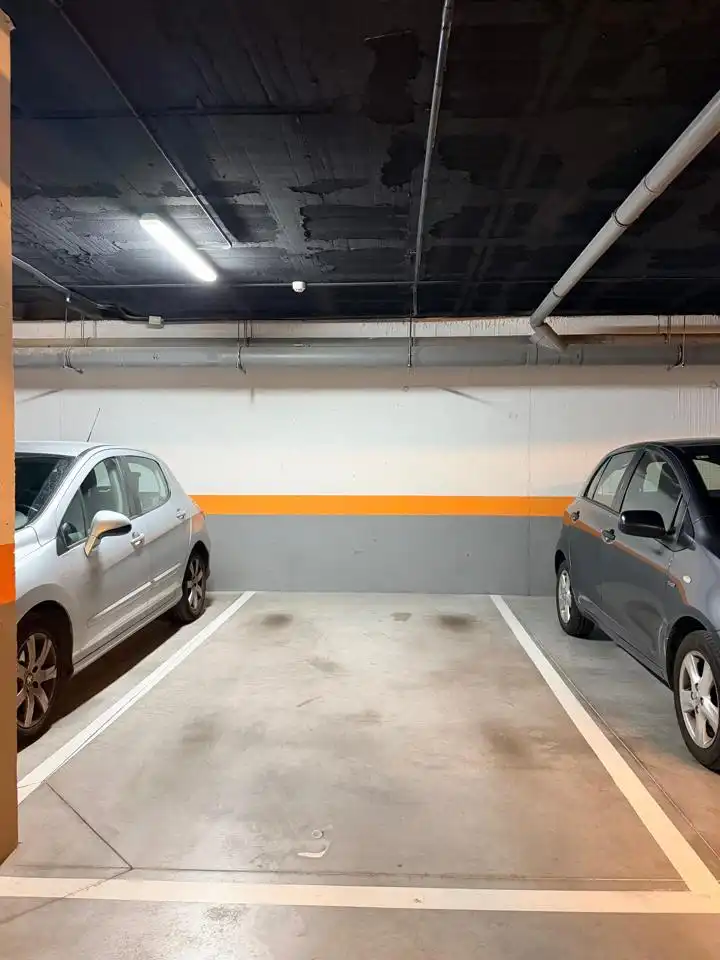 Parking de Piso en venta en Madrid con Aire acondicionado, Calefacción y Jardín privado