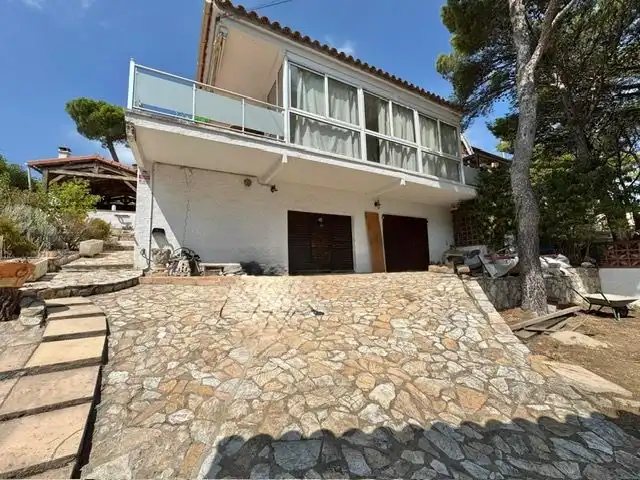 Casa amb jardí en venda a carrer perdiguer 4