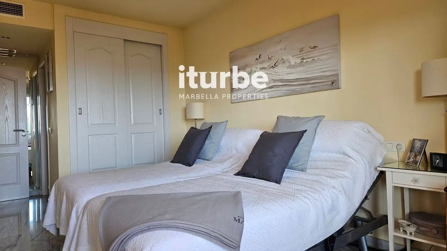 Habitación de Piso de alquiler en Marbella con Aire acondicionado, Terraza y Piscina