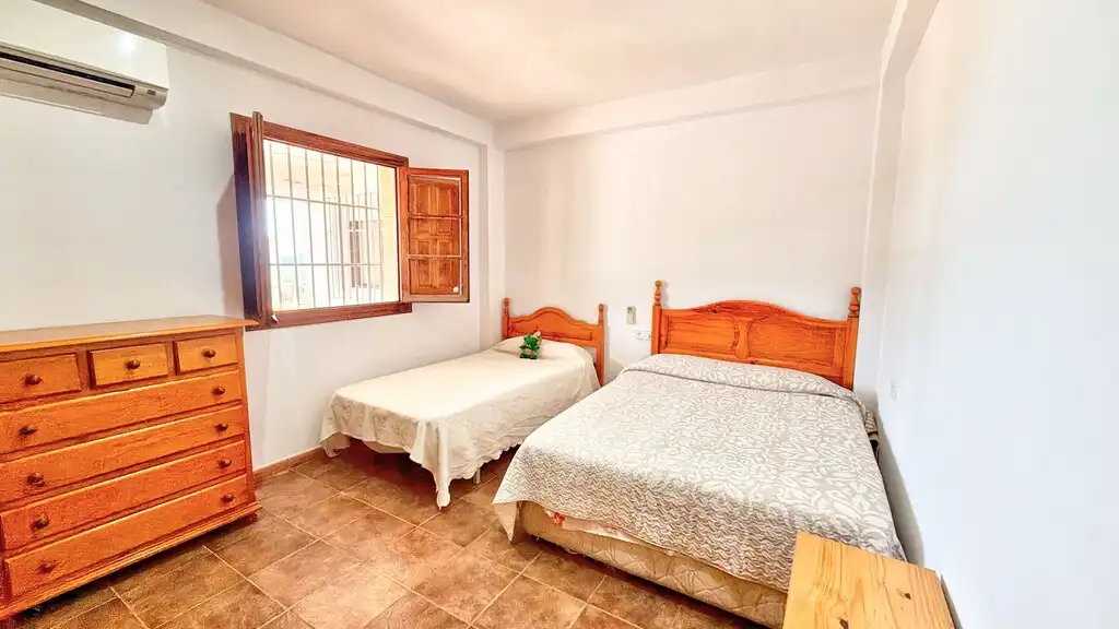 Habitación de Finca rústica en venta en Periana con Aire acondicionado, Jardín privado y Terraza