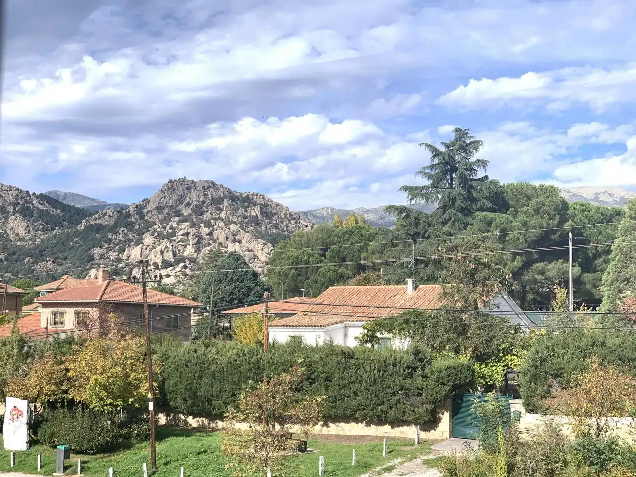 Vista exterior de Piso de alquiler en Manzanares El Real con Parquet, Terraza y Piscina comunitaria