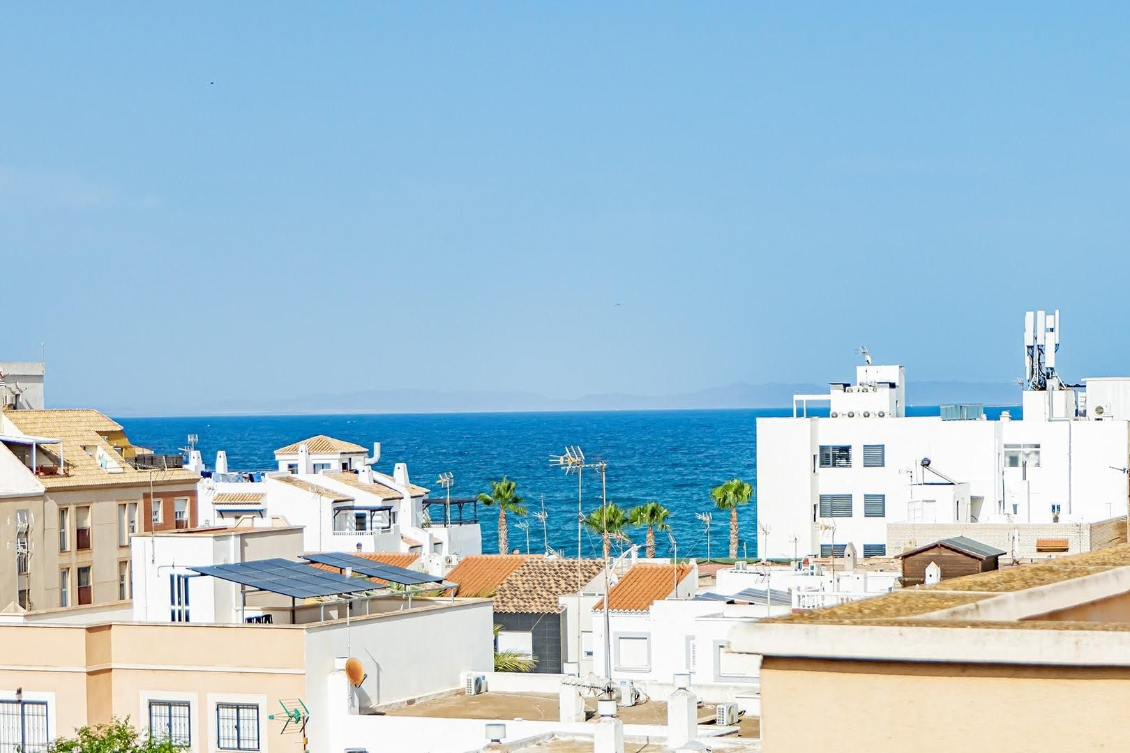 Vista exterior de Casa o xalet en venda en Roquetas de Mar amb Terrassa
