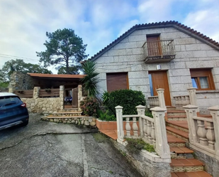 Vista exterior de Casa o xalet en venda en Vilanova de Arousa amb Jardí privat, Terrassa i Traster