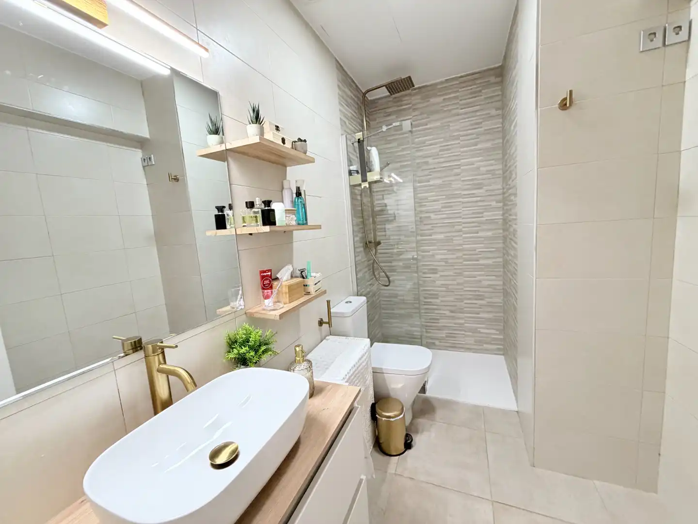 Bathroom of Apartments for rent in Sevilla  with Air Conditioner, Heating and Parquet flooring