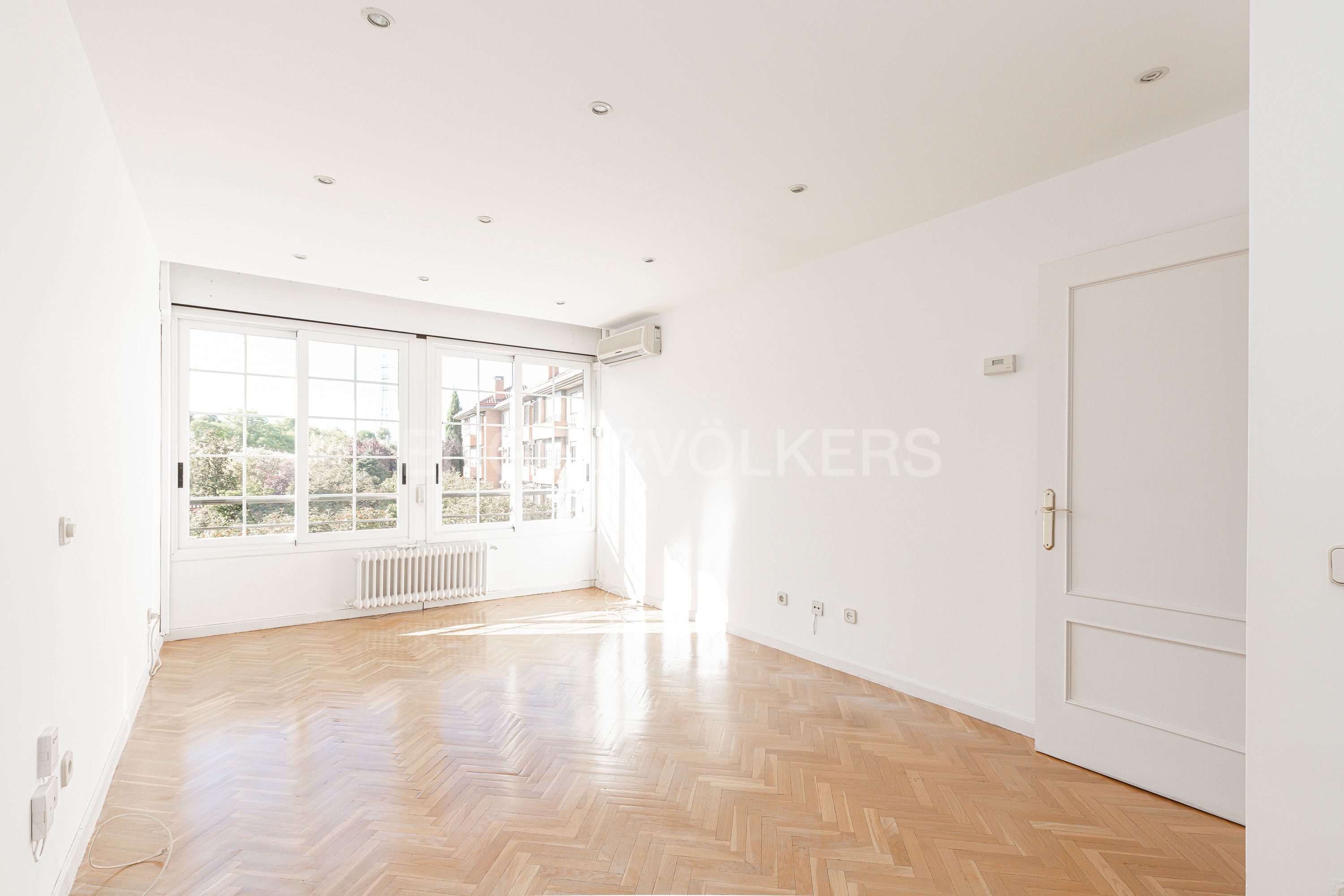 Living room of Apartment for sale in Pozuelo de Alarcón  with Air Conditioner, Heating and Parquet flooring