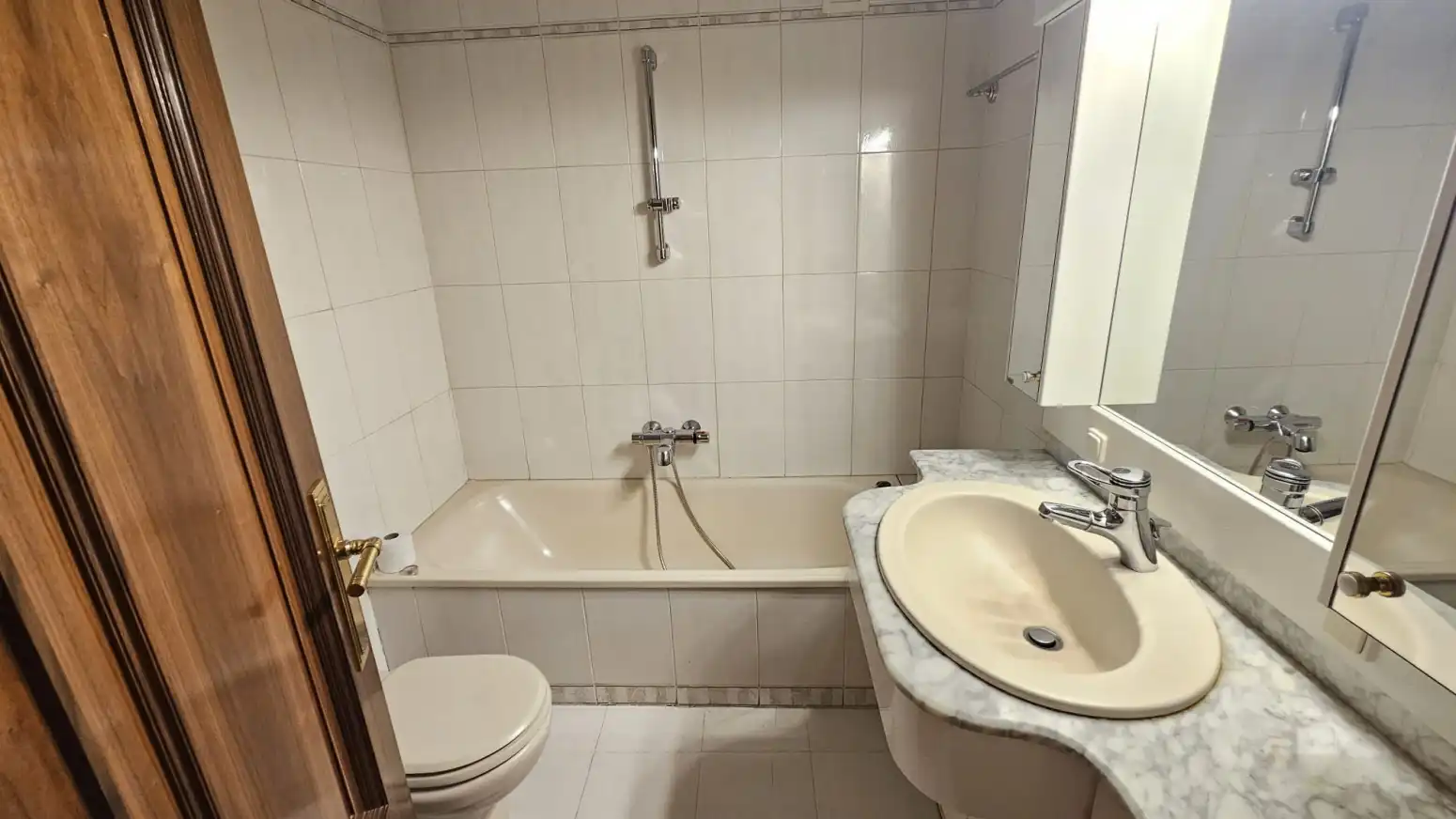 Bathroom of Flat for rent in Salamanca  with Heating, Parquet flooring and Terrace