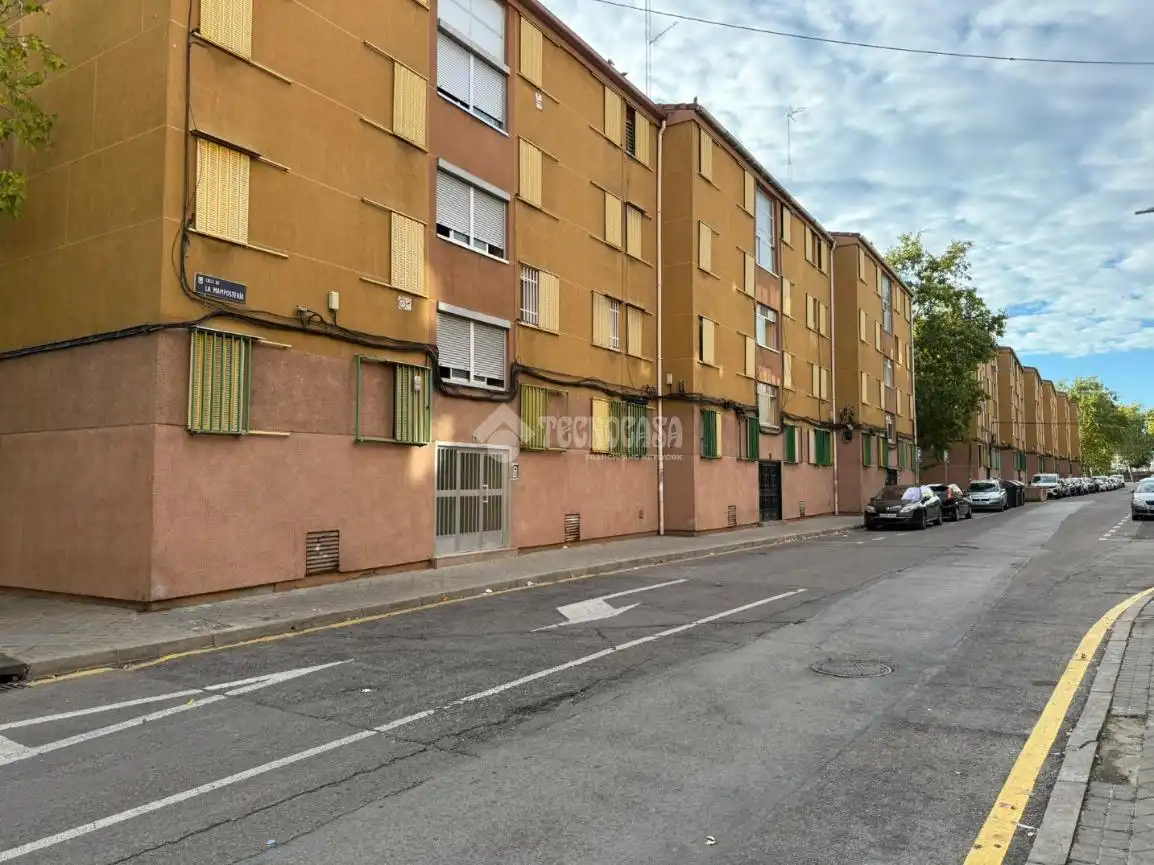 Vista exterior de Piso en venta en San Blas
