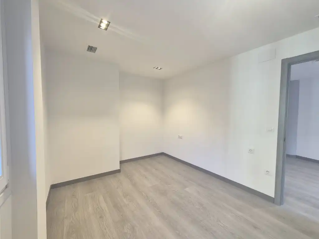 Flat for sale in Zaragoza  with Air Conditioner, Oven and Washing machine