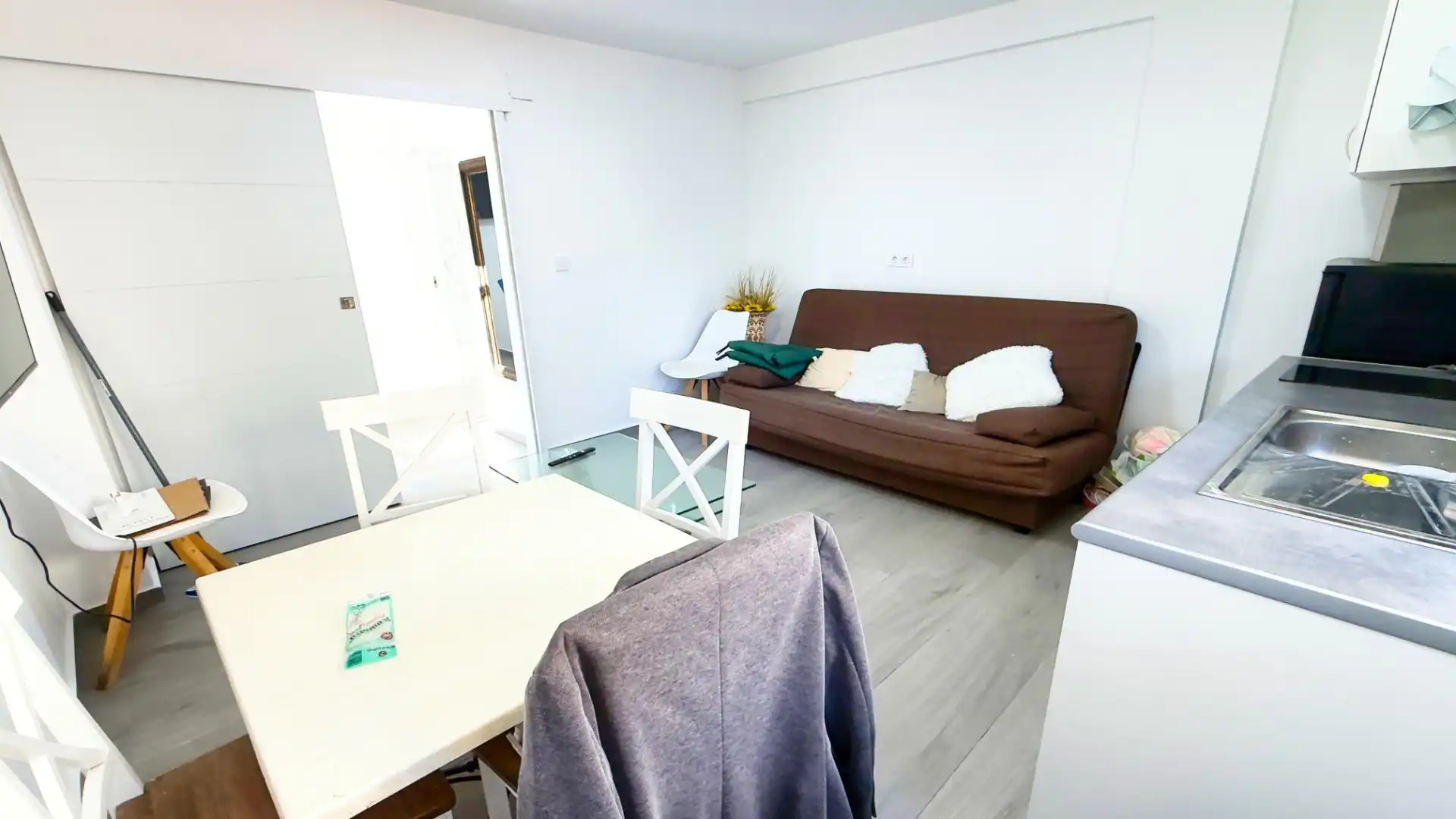 Sala d'estar de Local en venda en Benidorm amb Aire condicionat i Moblat