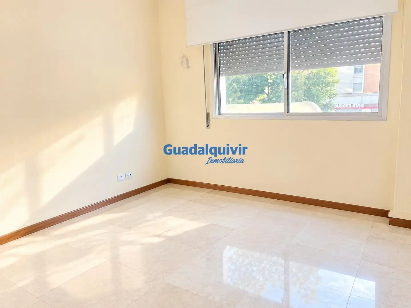 Schlafzimmer von Büro zur Miete in Sur