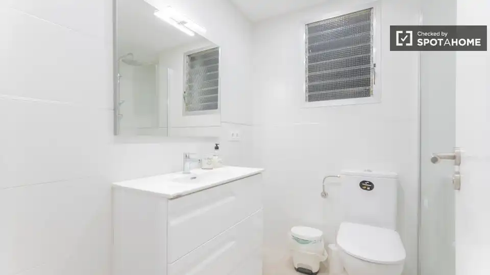 Bathroom of Flat for rent in Burjassot  with Air Conditioner, Heating and Furnished