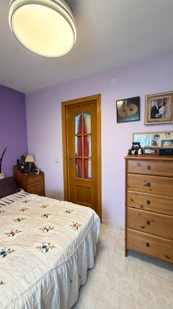 Dormitori de Casa adosada en venda en Torres de la Alameda amb Aire condicionat, Calefacció i Jardí privat