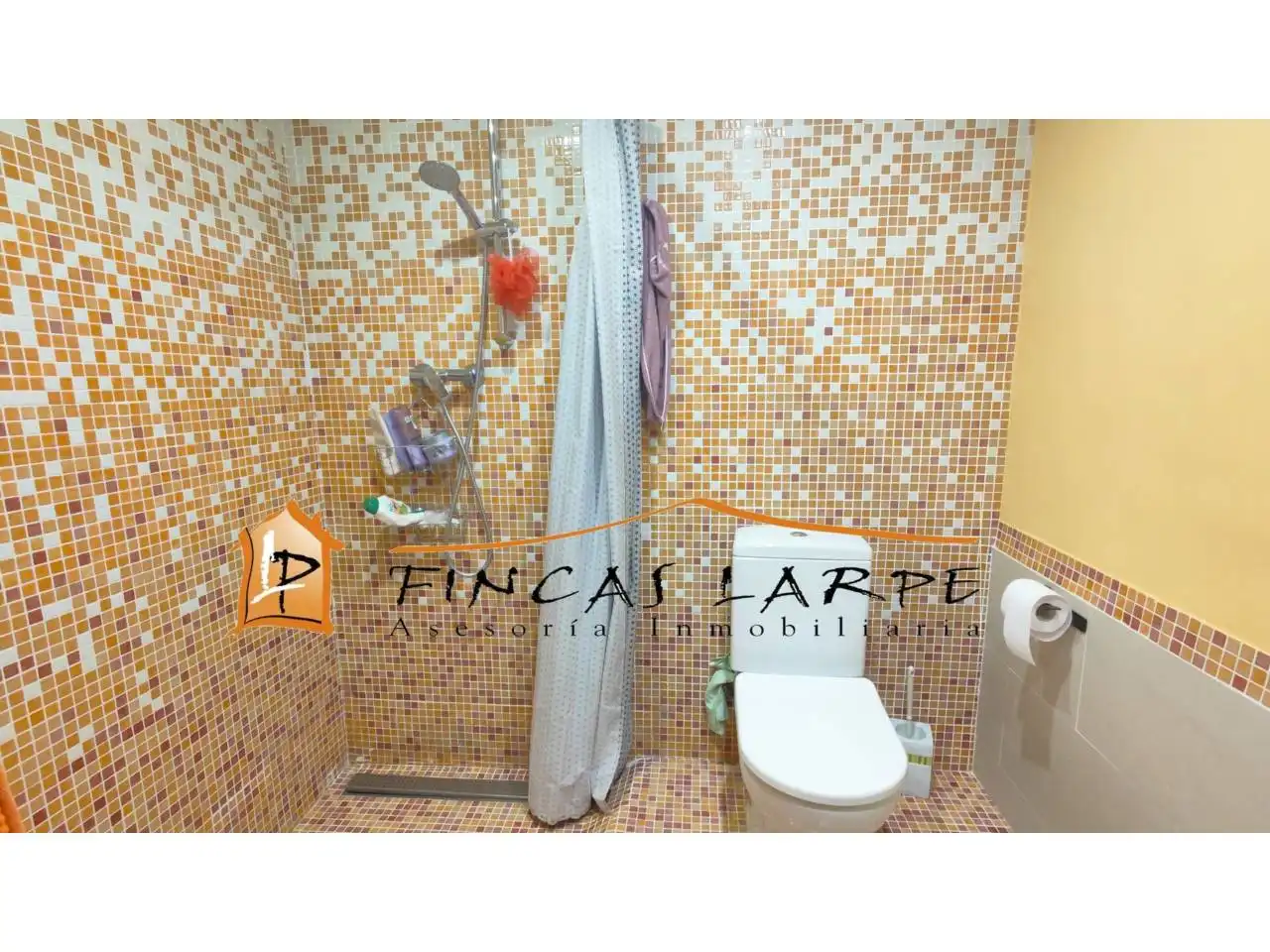 Badezimmer von Wohnung zum Verkauf in Gelida mit Klimaanlage, Heizung und Parkett