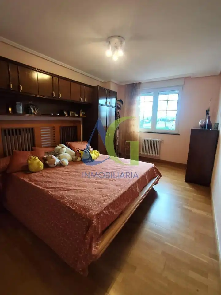 Dormitori de Casa o xalet en venda en Villaquilambre amb Calefacció, Jardí privat i Parquet