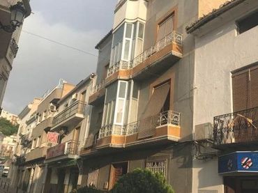 Casa rústica con balcón en venta en Huelma