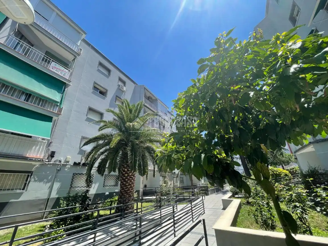 Vista exterior de Pis en venda en Madrid amb Calefacció, Parquet i Terrassa