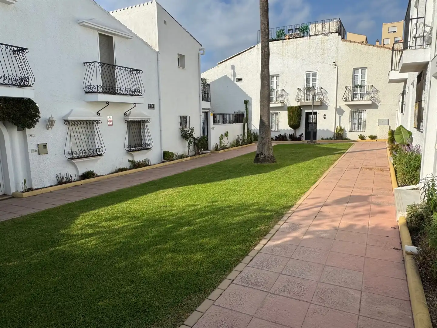 Vista exterior de Casa adosada en venda en Estepona