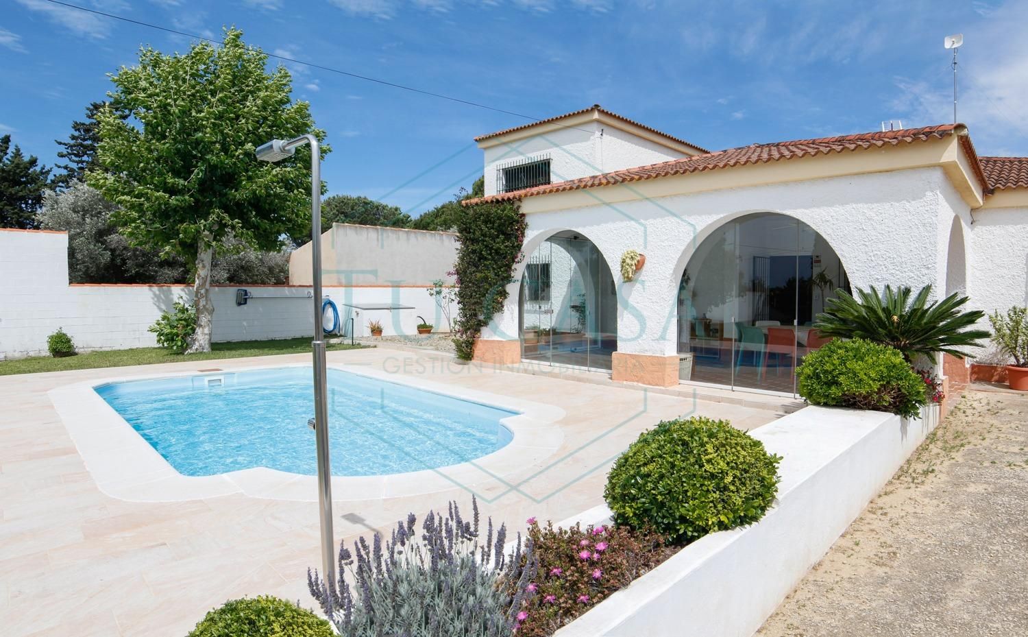 Exterior view of House or chalet for sale in Chiclana de la Frontera  with Private garden, Terrace and Storage room