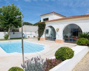 Vista exterior de Casa o xalet en venda en Chiclana de la Frontera amb Jardí privat, Terrassa i Traster