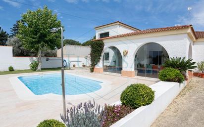 Vista exterior de Casa o xalet en venda en Chiclana de la Frontera amb Jardí privat, Terrassa i Traster