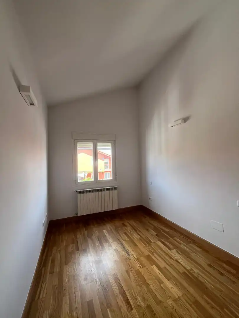 Dormitori de Casa adosada en venda en Renedo de Esgueva amb Calefacció, Jardí privat i Parquet