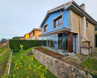 Vista exterior de Casa o xalet en venda en Caravia amb Calefacció, Jardí privat i Parquet