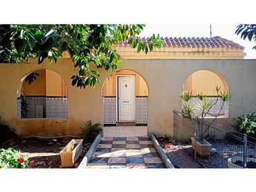 Villa mit Pool zum Verkauf in Roquetas de Mar ciudad