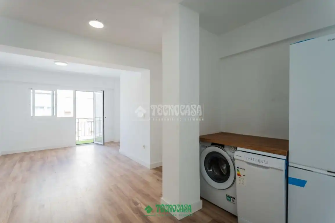 Habitación de Piso en venta en Almería con Calefacción y Balcón