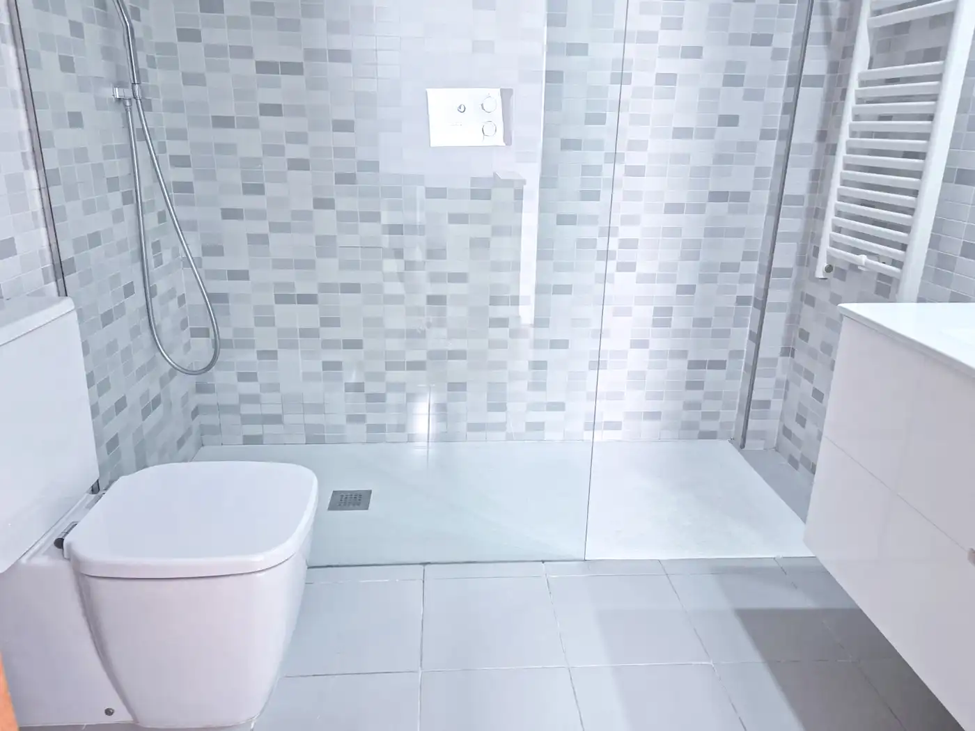 Bathroom of Attic for rent in Figueres  with Air Conditioner, Heating and Terrace