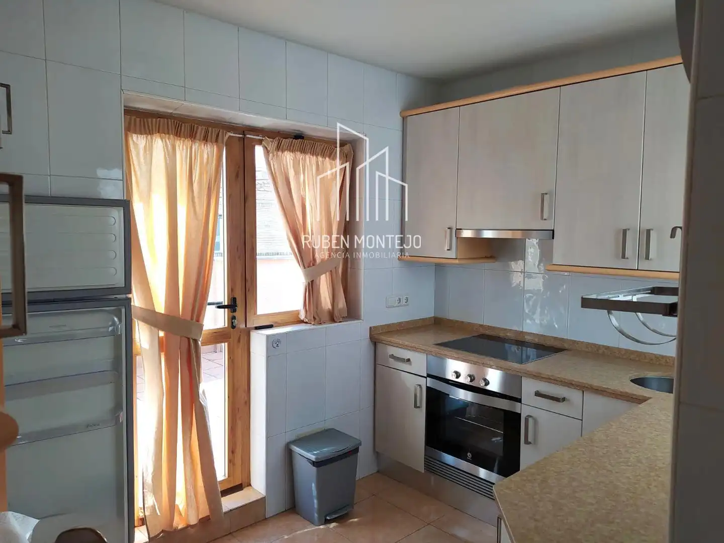 Cuina de Àtic de lloguer en Salamanca amb Calefacció, Parquet i Terrassa