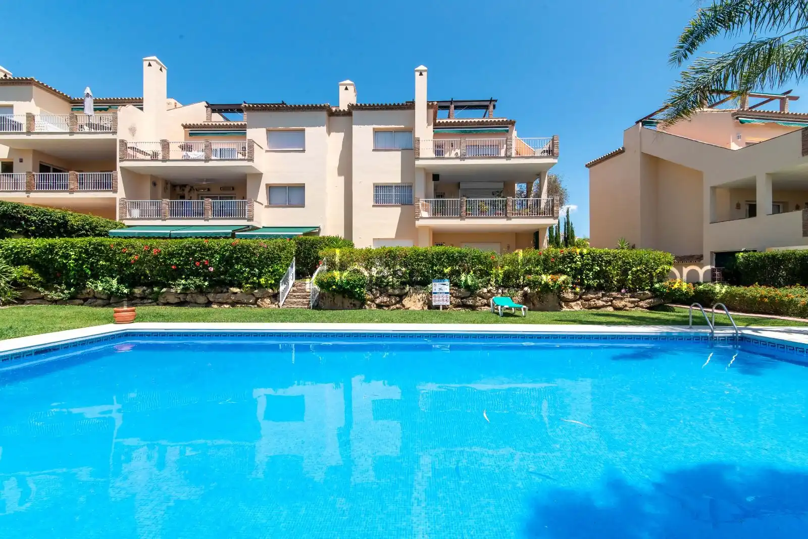 Schwimmbecken von Wohnungen zum Verkauf in Marbella mit Klimaanlage, Terrasse und Möbliert