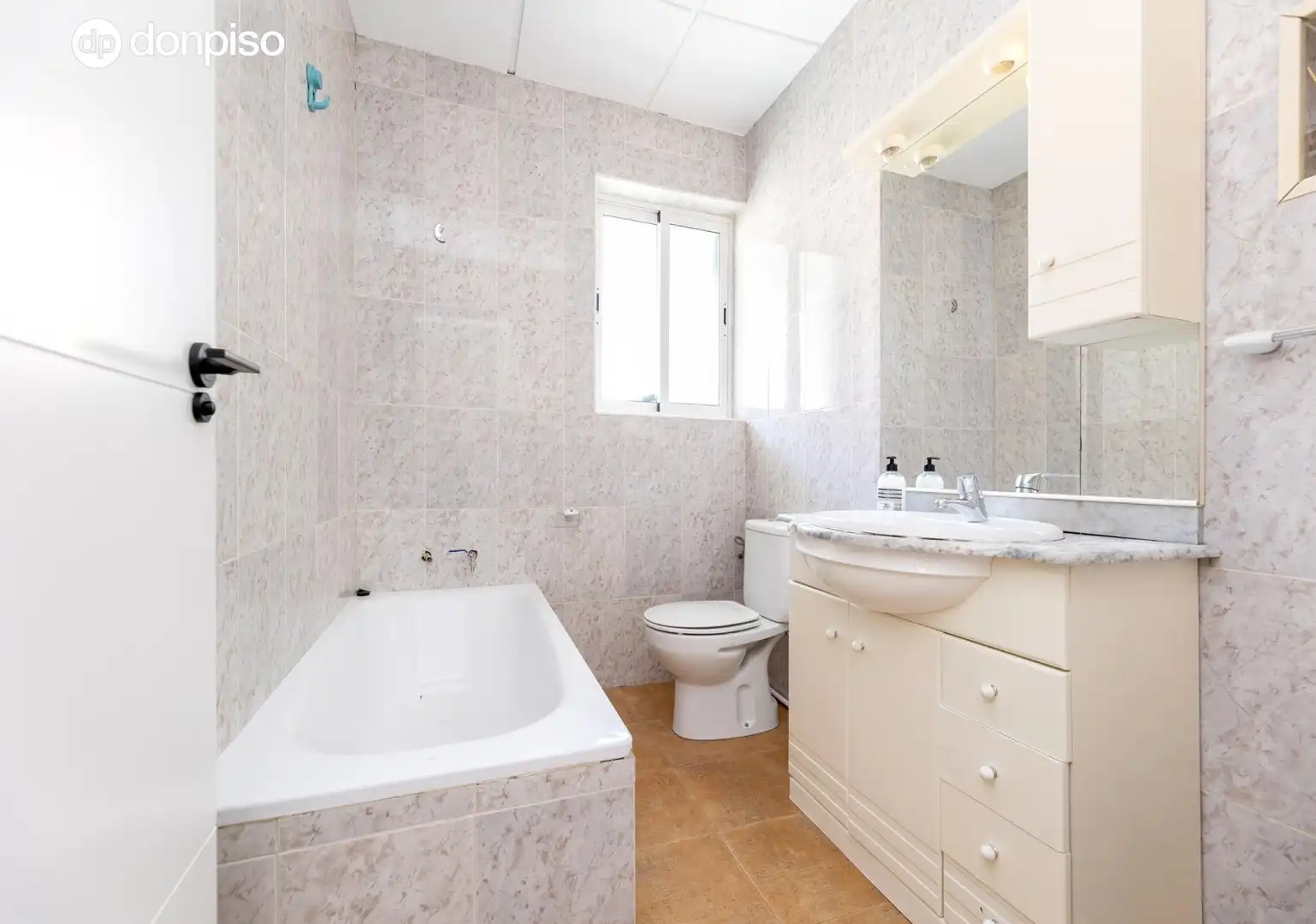 Bathroom of Flat for sale in Granada  with Balcony