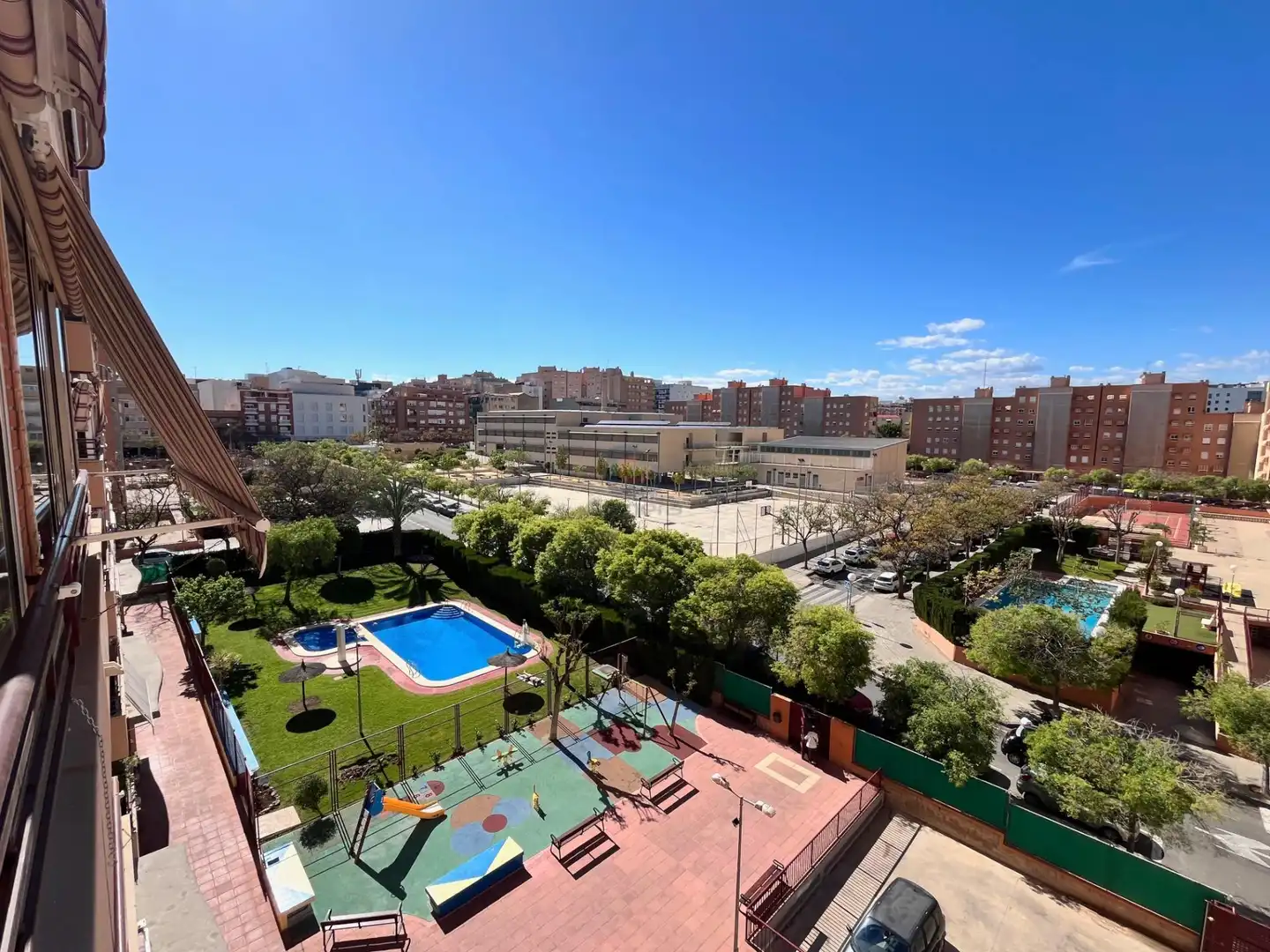 Vista exterior de Piso en venta en Alicante / Alacant con Jardín privado, Terraza y Piscina comunitaria