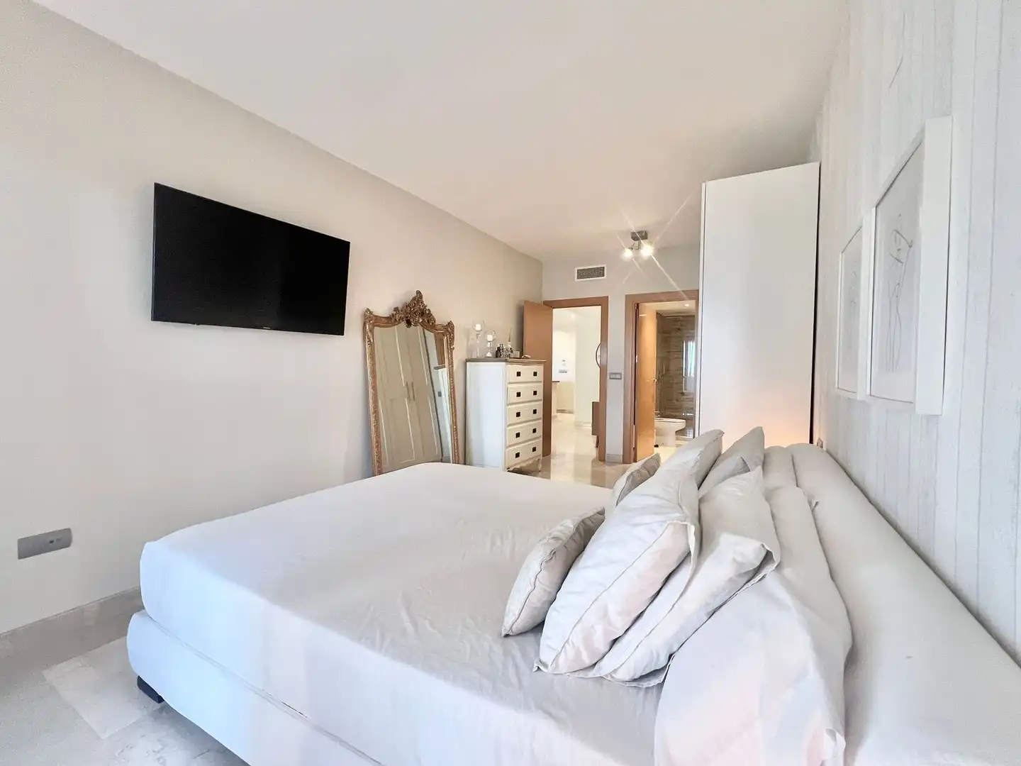Dormitori de Apartament en venda en Estepona amb Moblat i Piscina comunitària
