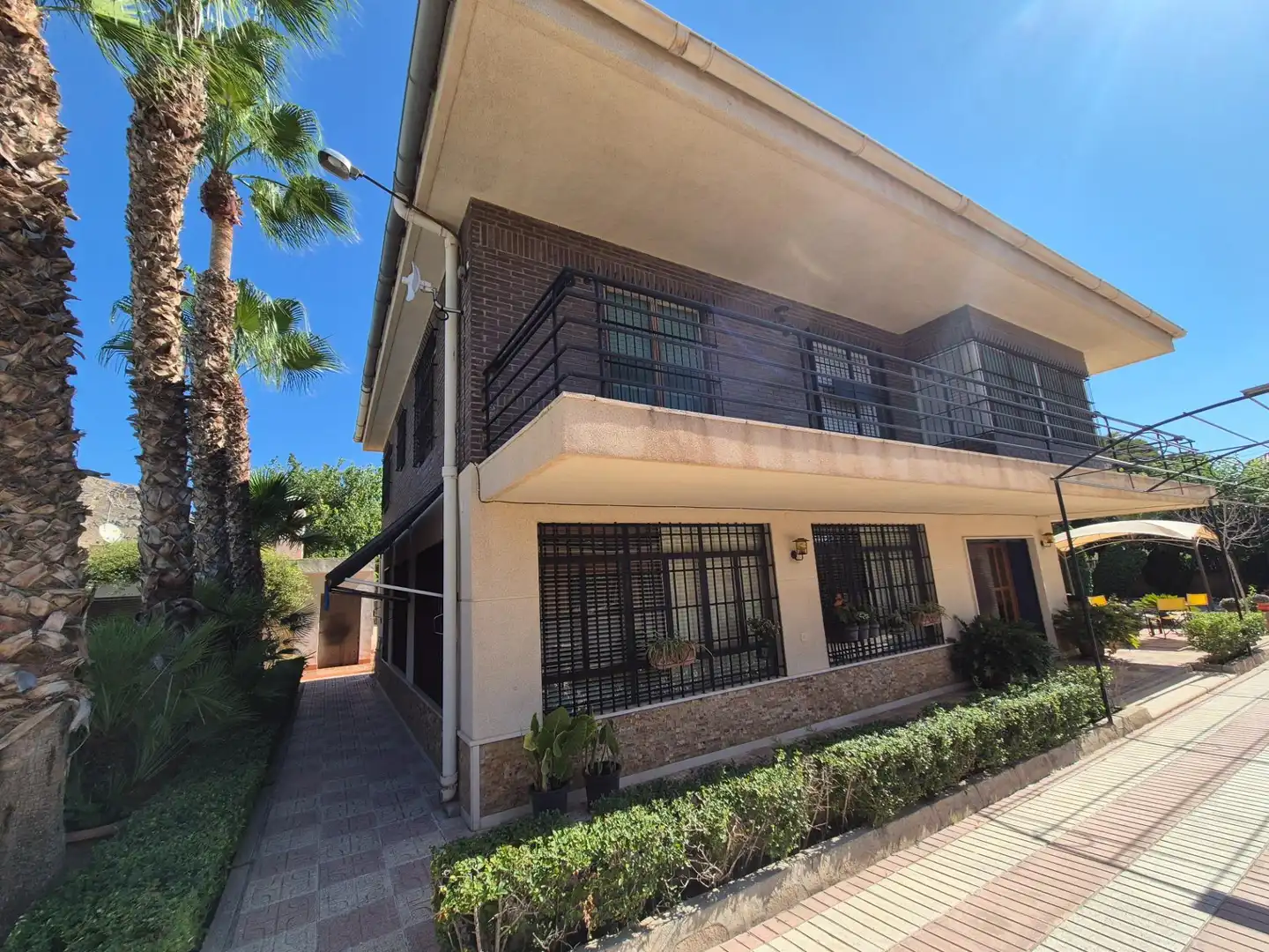 Vista exterior de Casa o xalet en venda en Elda amb Jardí privat, Terrassa i Traster