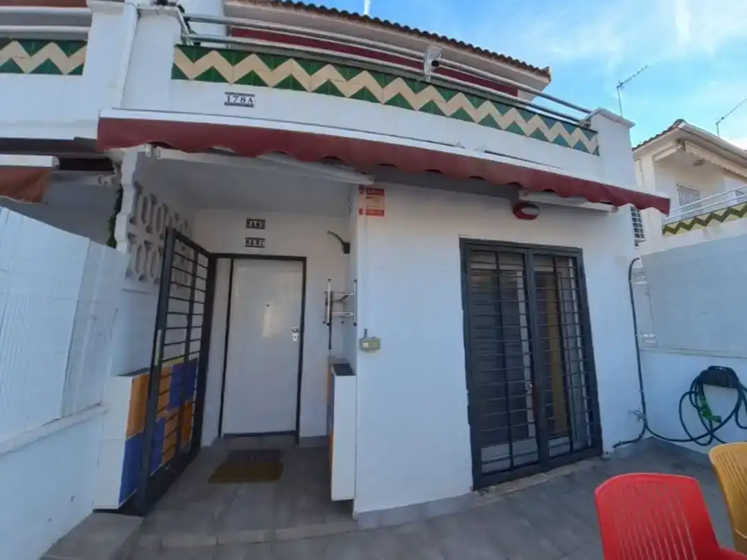 Vista exterior de Casa adosada en venda en Cunit amb Aire condicionat i Balcó