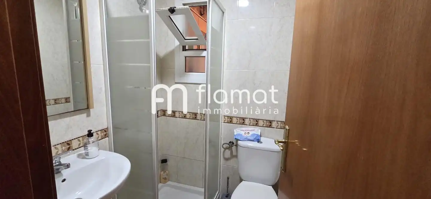 Badezimmer von Erdgeschoss zum Verkauf in Santa Coloma de Gramenet mit Balkon
