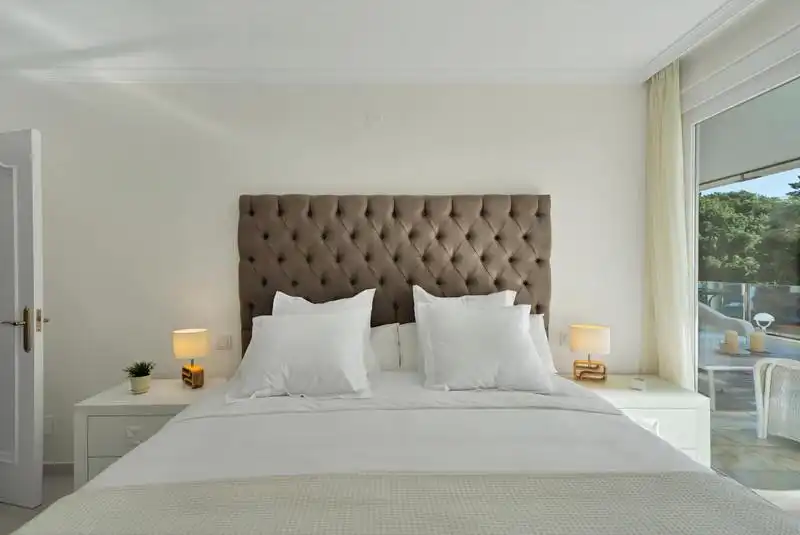 Schlafzimmer von Wohnungen zur Miete in Marbella mit Klimaanlage, Heizung und Privatgarten