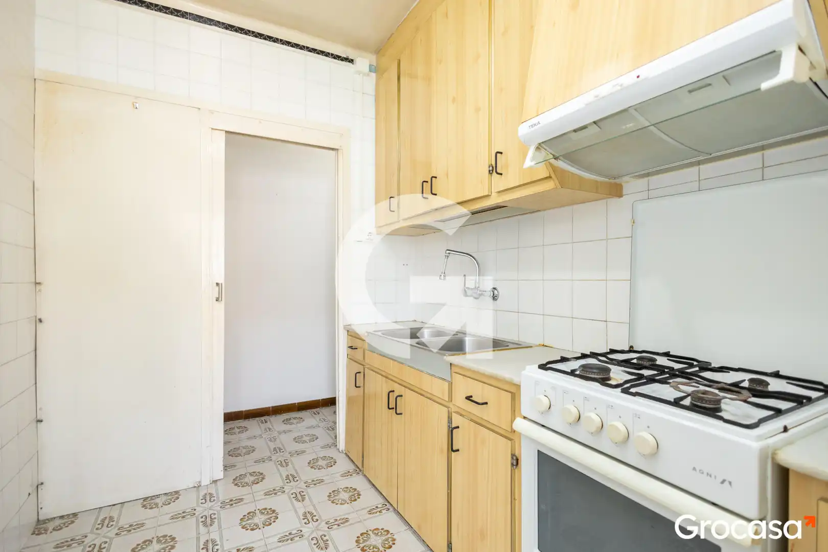 Cuina de Pis en venda en Cornellà de Llobregat amb Aire condicionat i Forn