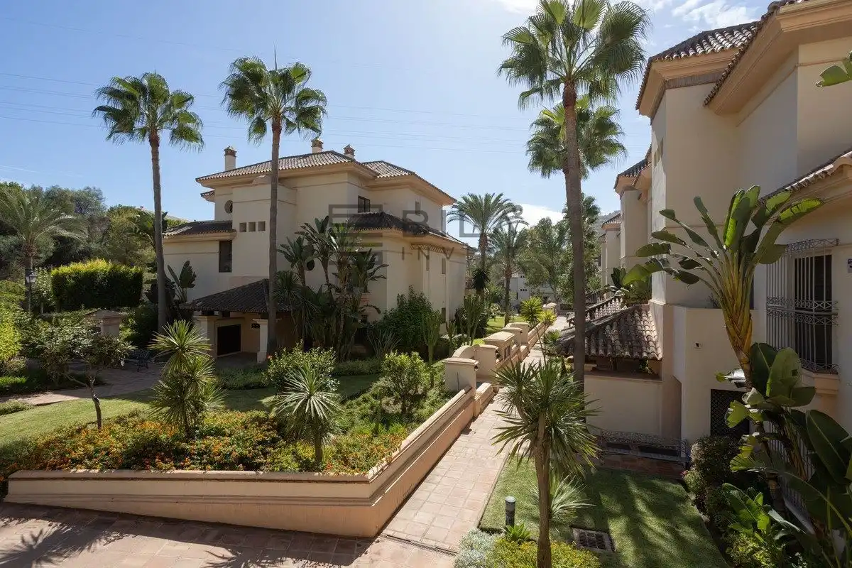 Vista exterior de Pis en venda en Marbella amb Aire condicionat, Terrassa i Traster